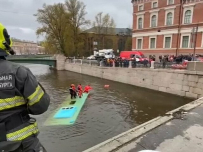 При падении автобуса в реку в Петербурге погибли люди