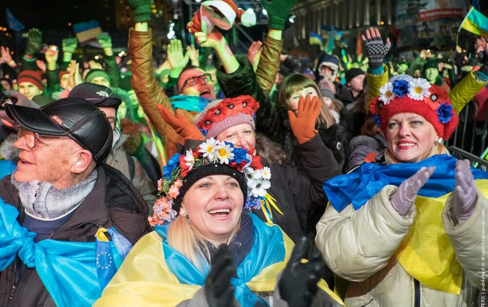 Украинцы радовались. Скачут на Майдане. Украинцы на Майдане. Украинцы радуются. Радостный хохол.