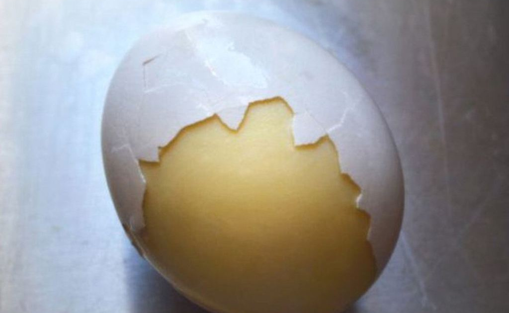 Найдите золотое яйцо. Взбитые яйца. Внутри яйца волшебство. Яйцо с краской внутри. Внутри яйца зерно.