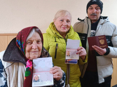 Первым жителям Авдеевки вручили российские паспорта