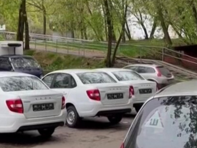 20 странных авто без номеров обнаружили в московском дворе
