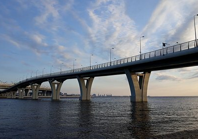 Обнажённая девушка прыгнула с 19-метрового моста в Петербурге