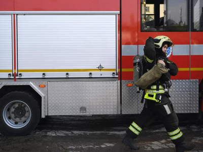 Сотрудники МЧС тушат сильный пожар на складе в Крыму