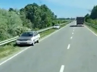 Брось машину и беги: как украинцы покидают страну