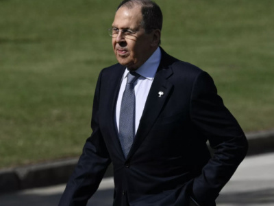 Девушка наступила на ногу Лаврову на саммите БРИКС: вот что было да... — партнерский материал